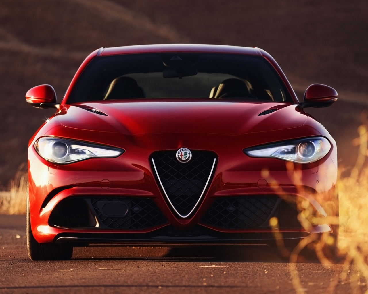 Красный автомобиль Alfa Romeo Giulia Quadrifoglio 2017 