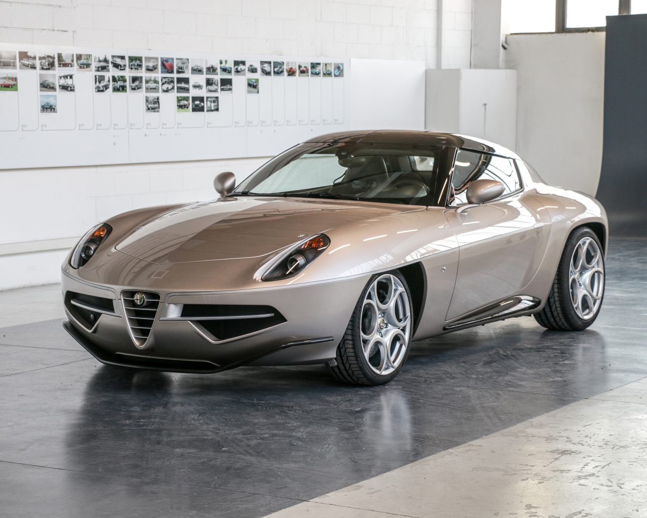 Стильный автомобиль Alfa Romeo Disco Volante, 2017 