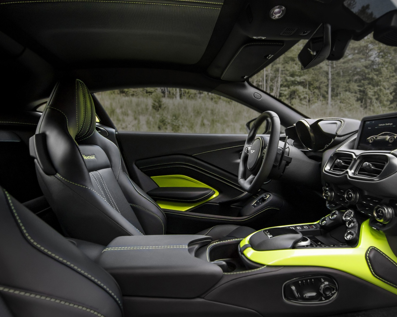 Черный кожаный салон автомобиля Aston Martin Vantage, 2018