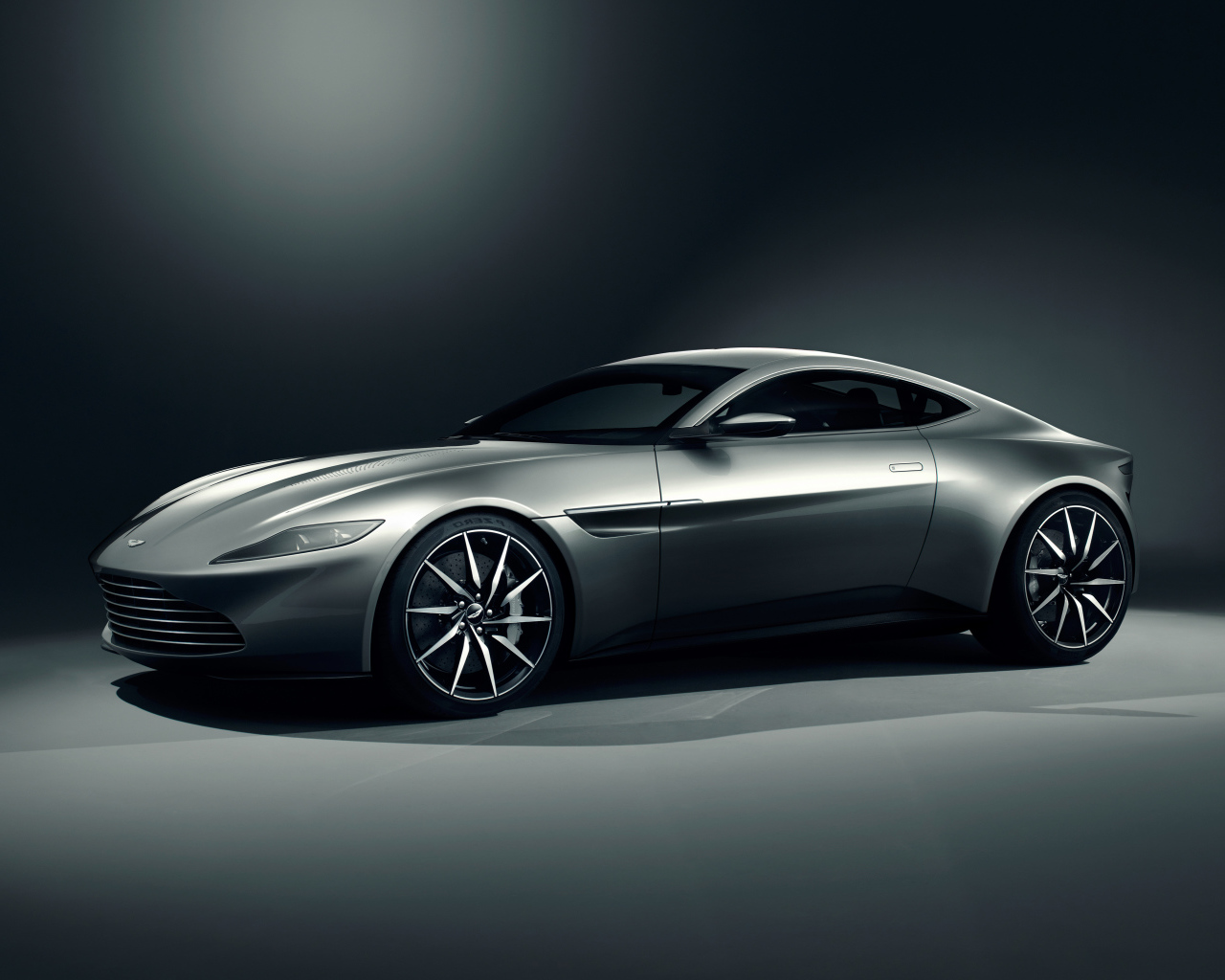 Серебристый автомобиль Aston Martin DB10 