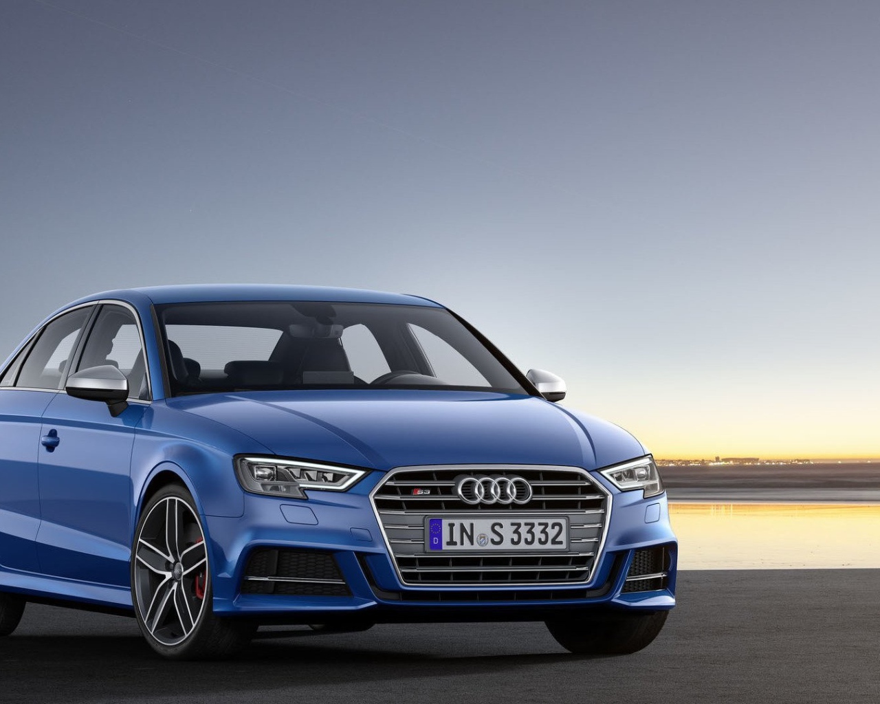 Синий Audi A3 модель 2017 года