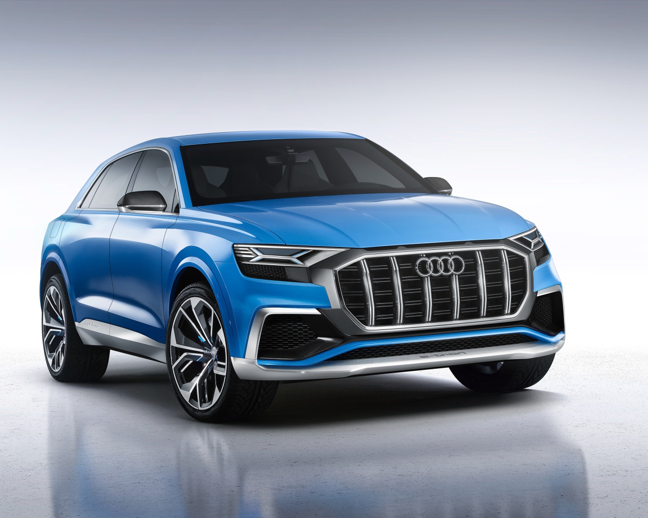 Синий кроссовер  Audi Q8 2018 