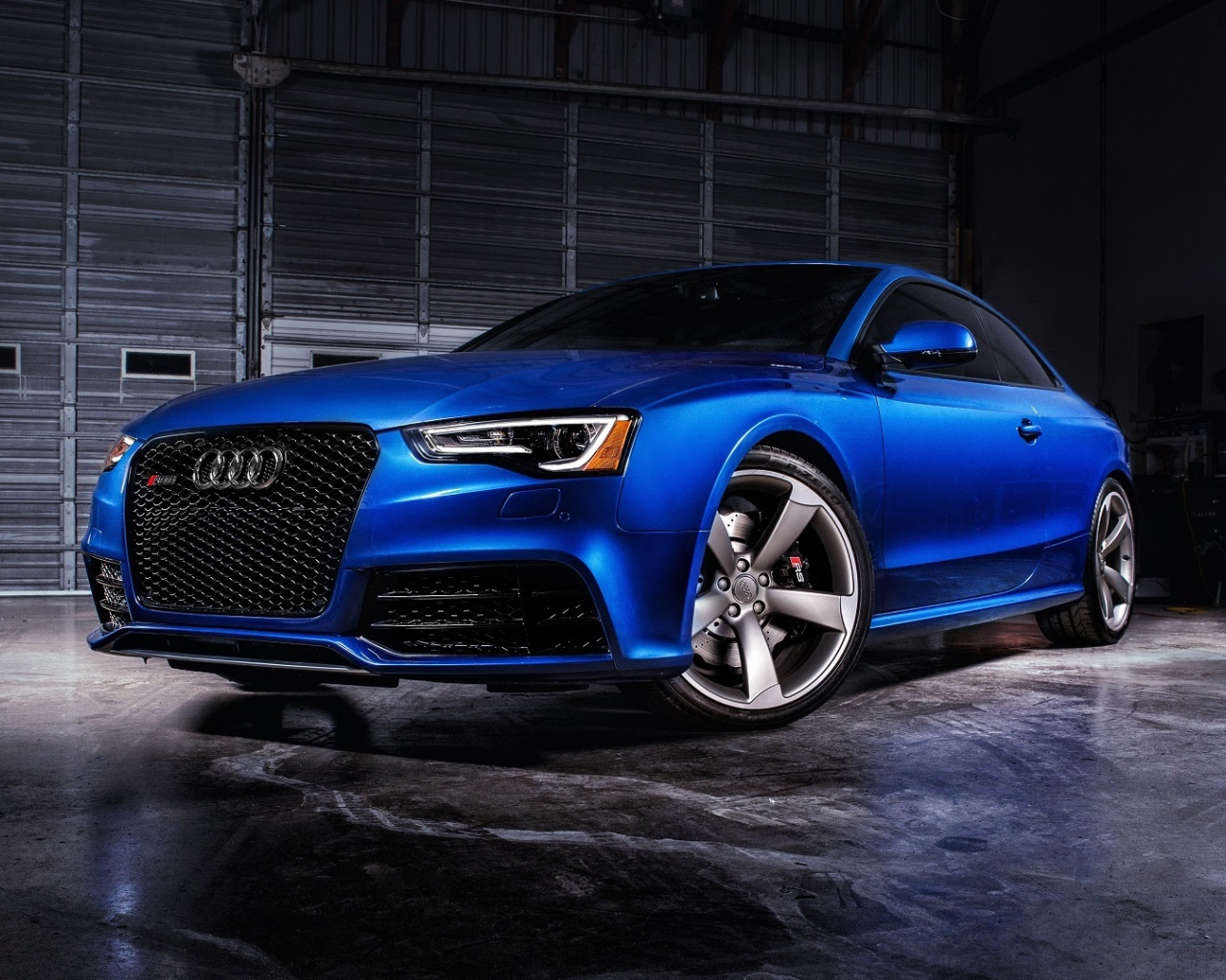 Синий спортивный автомобиль Audi RS5 