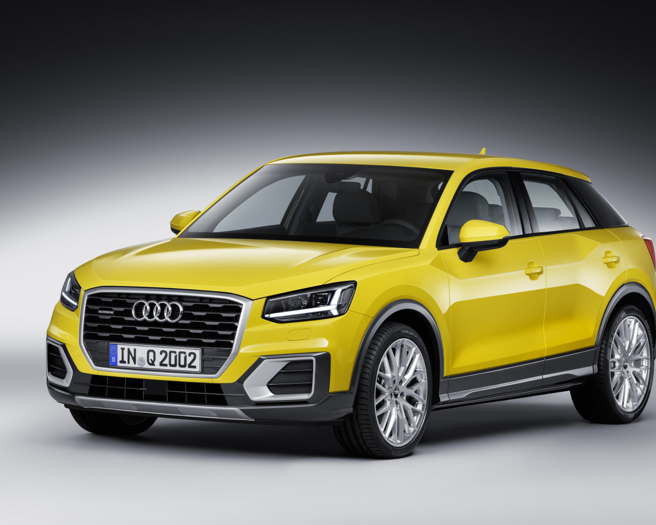 Яркий желтый автомобиль  Audi Q2, 2017 