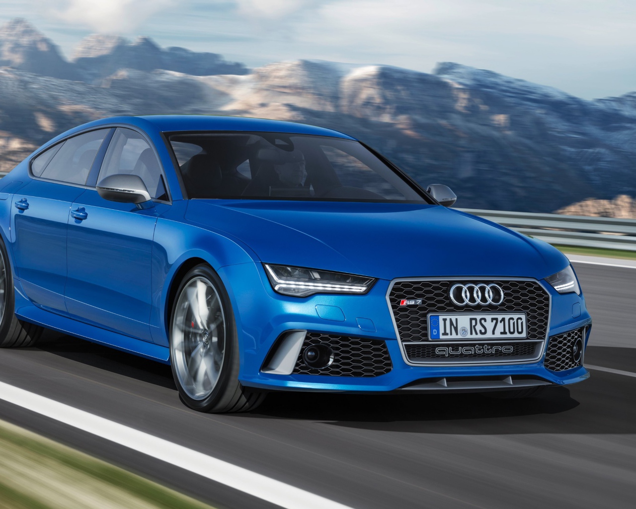 Автомобиль Audi RS7 синего цвета на трассе 