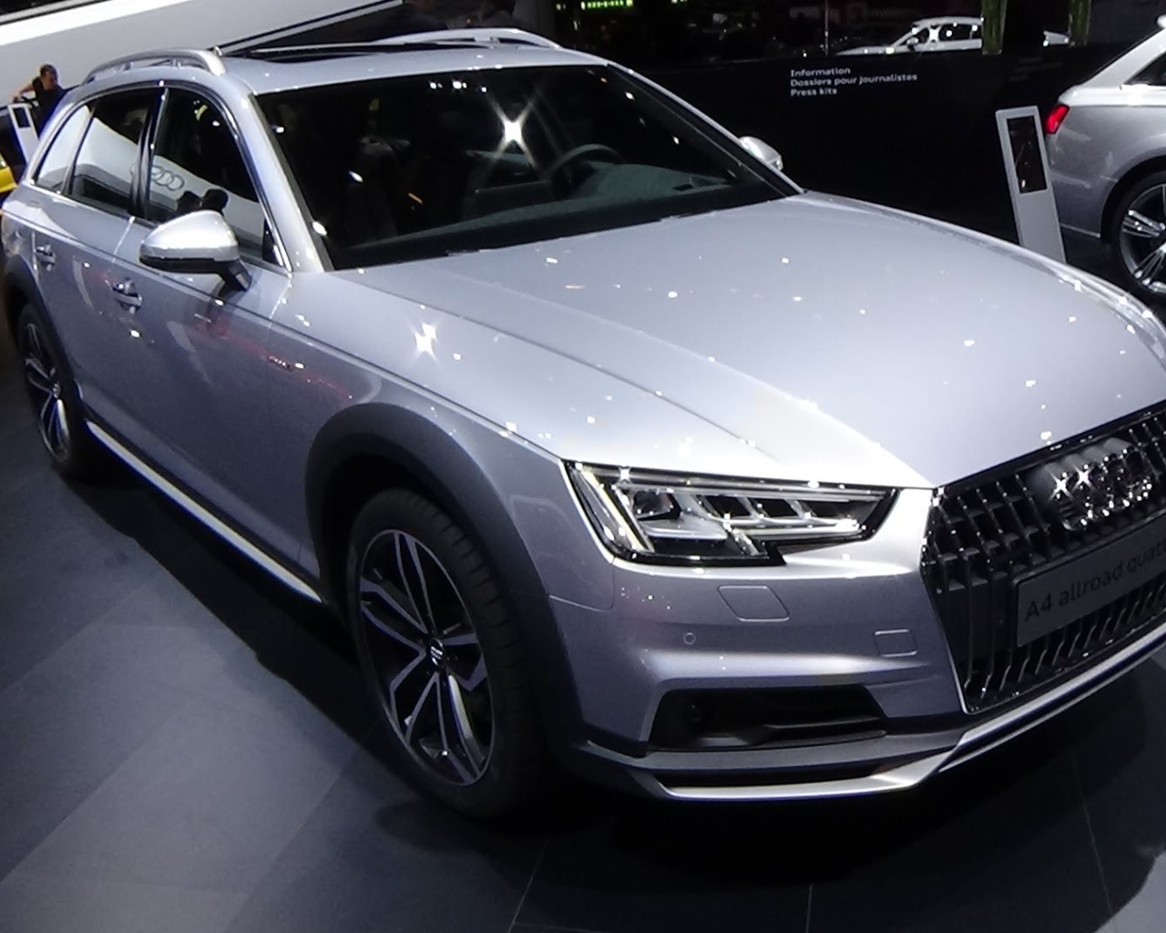 Серебристый Audi A4 2017