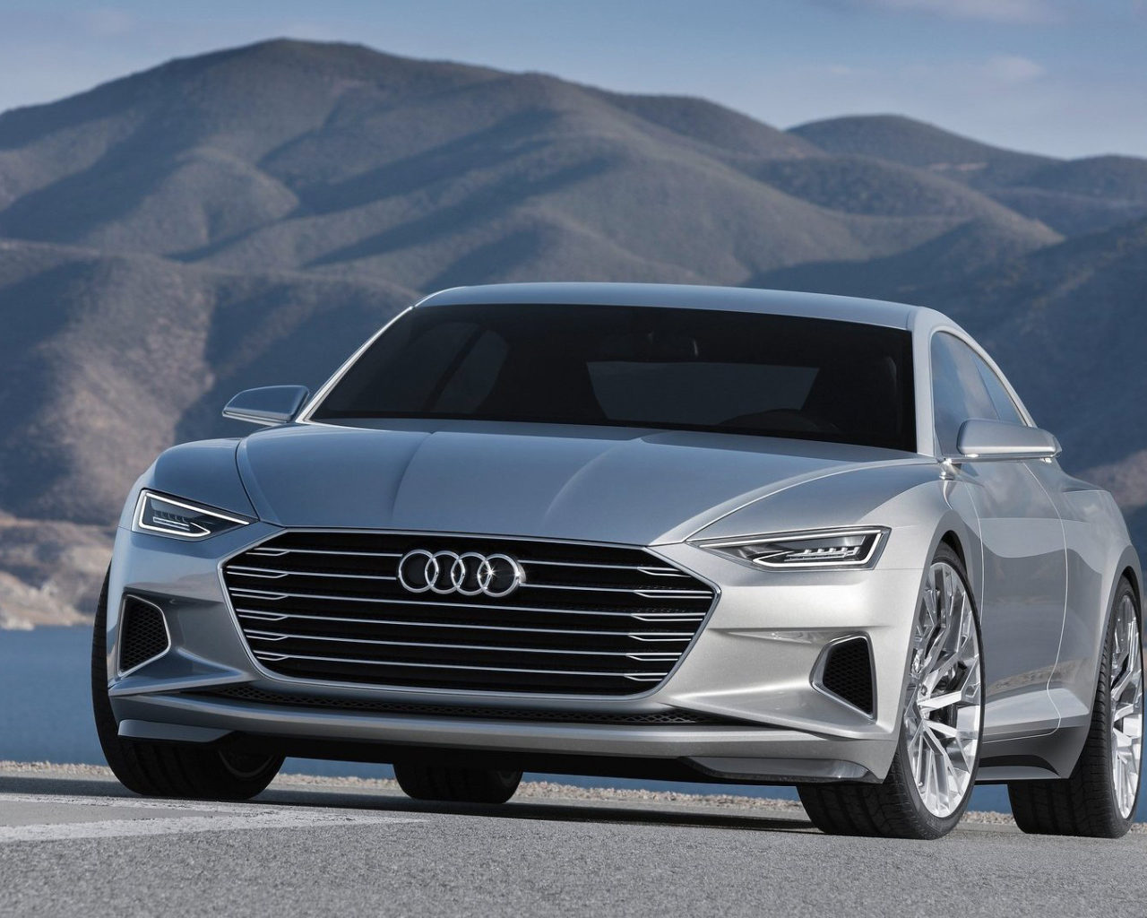 Серебристый автомобиль Audi Q5 2017 