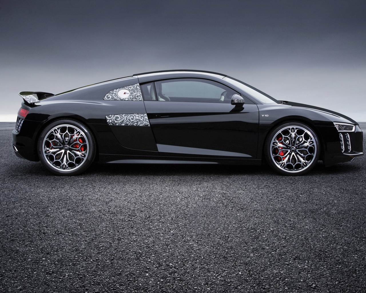 Стильный черный автомобиль Audi R8 V10 