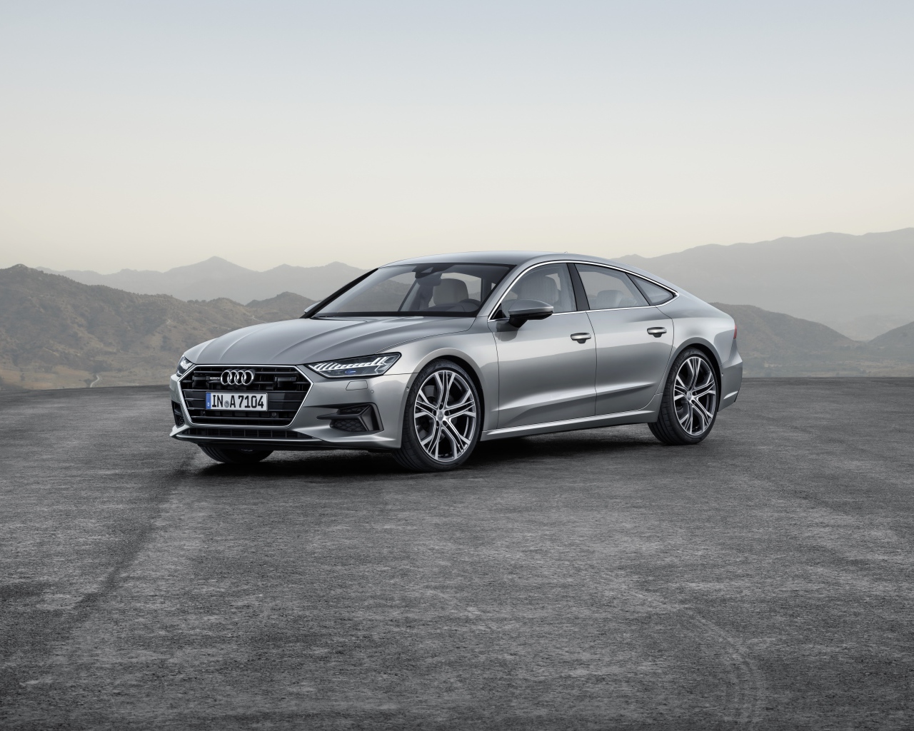 Стильный серебристый автомобиль Audi A7