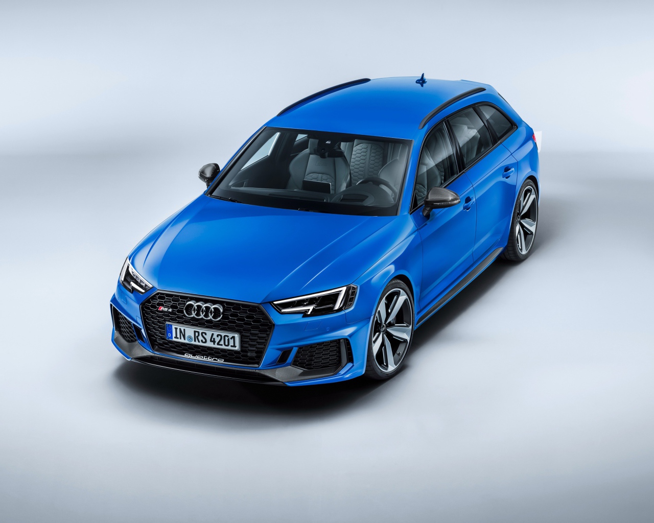 Автомобиль Audi RS4 цвет голубой металлик