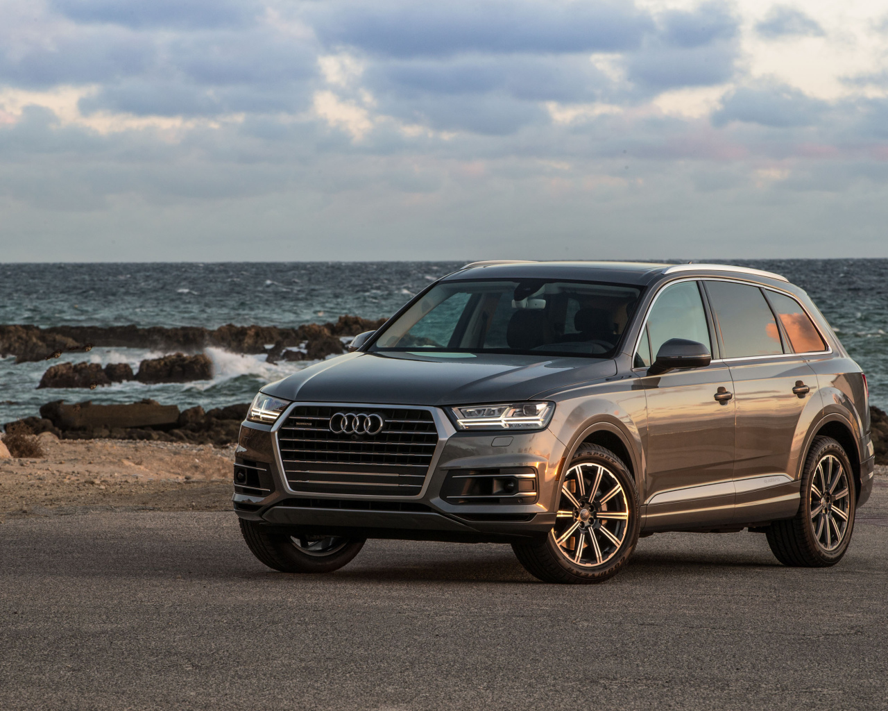 SUV Audi Q7, 2018 against the background of the ocean