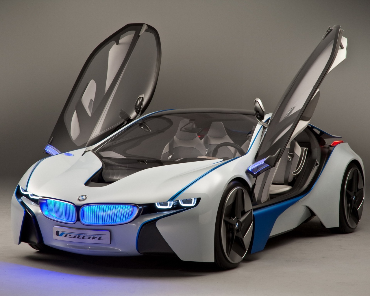 Спорткар BMW i8 с открытыми дверями 