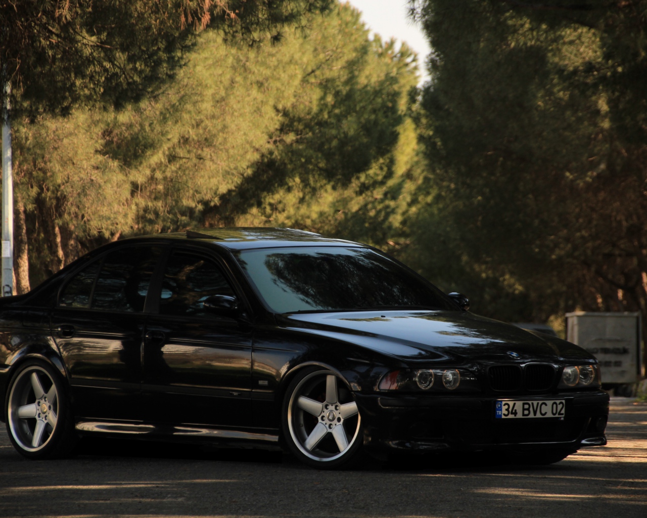 Черный автомобиль BMW M5 E39 