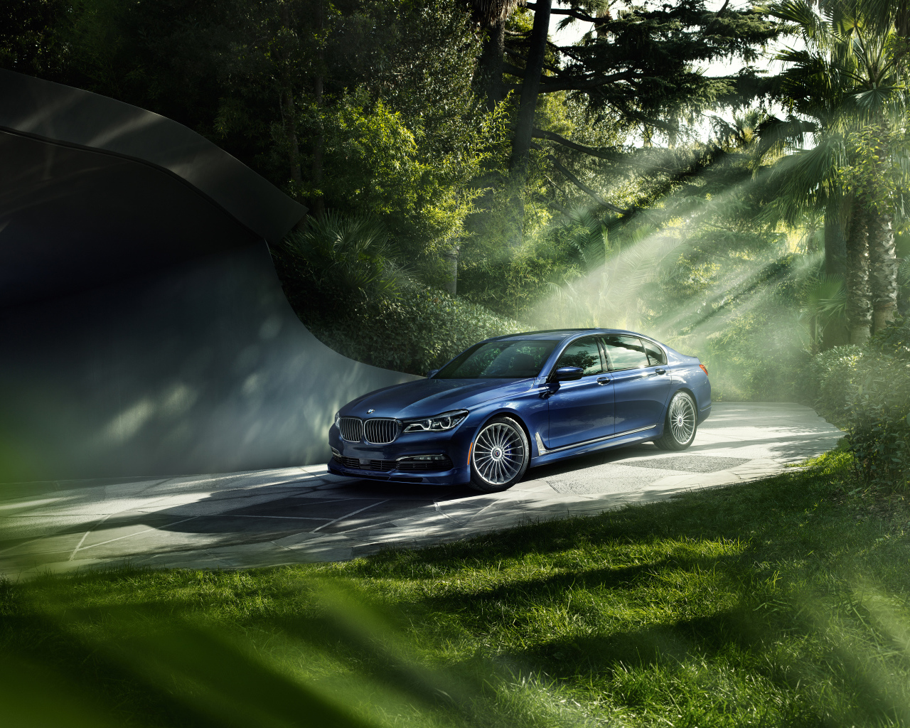 Синий автомобиль BMW 7 Series в лучах солнца 