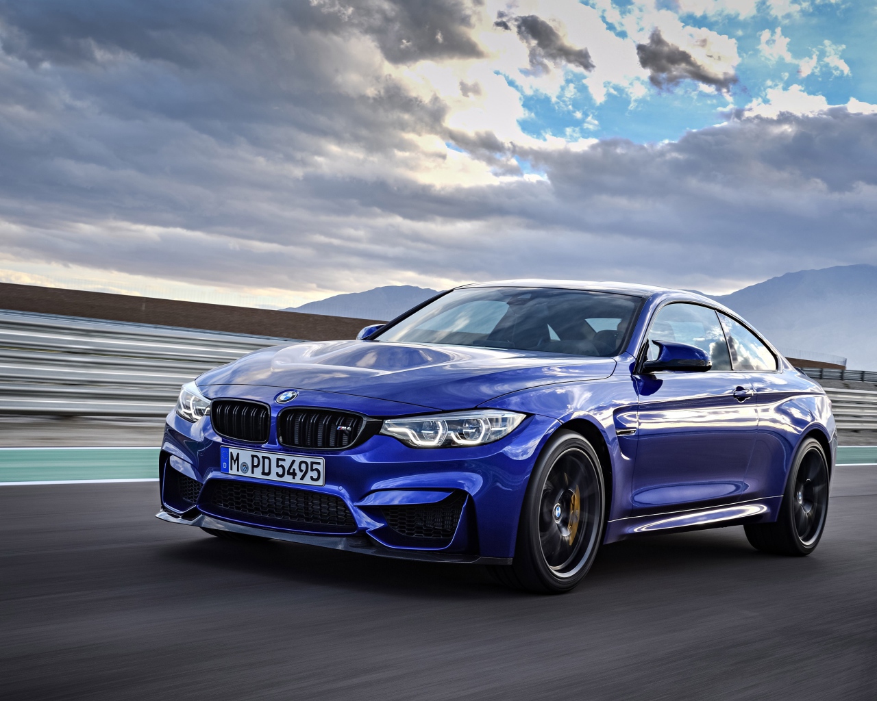 Синий автомобиль BMW M4 на фоне неба 