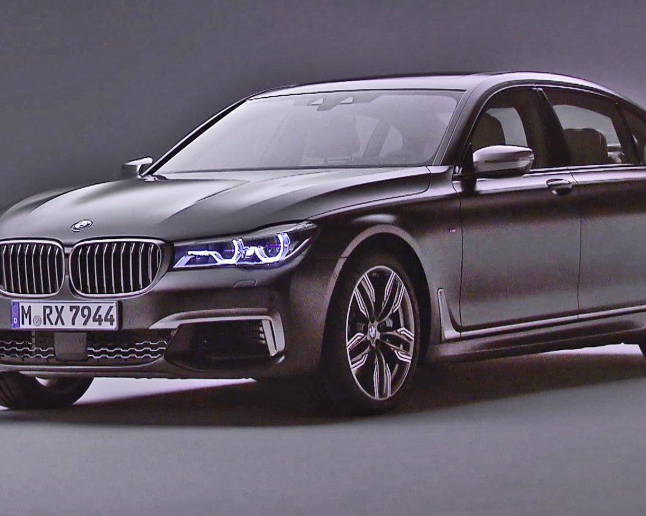 Автомобиль BMW M760Li xDrive 2017 года выпуска