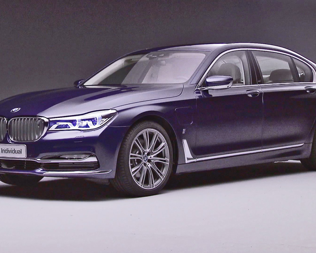 Фиолетовый BMW Individual 7 модель 2017 года