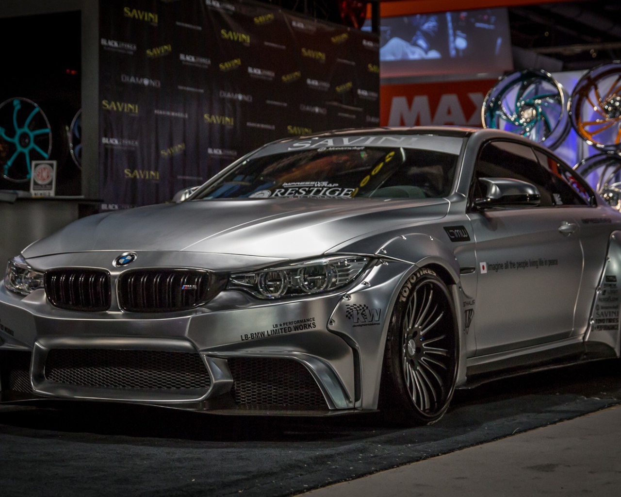 Серебристый автомобиль BMW M4