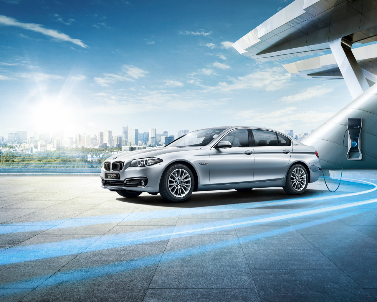 Серебристый немецкий автомобиль седан BMW F18