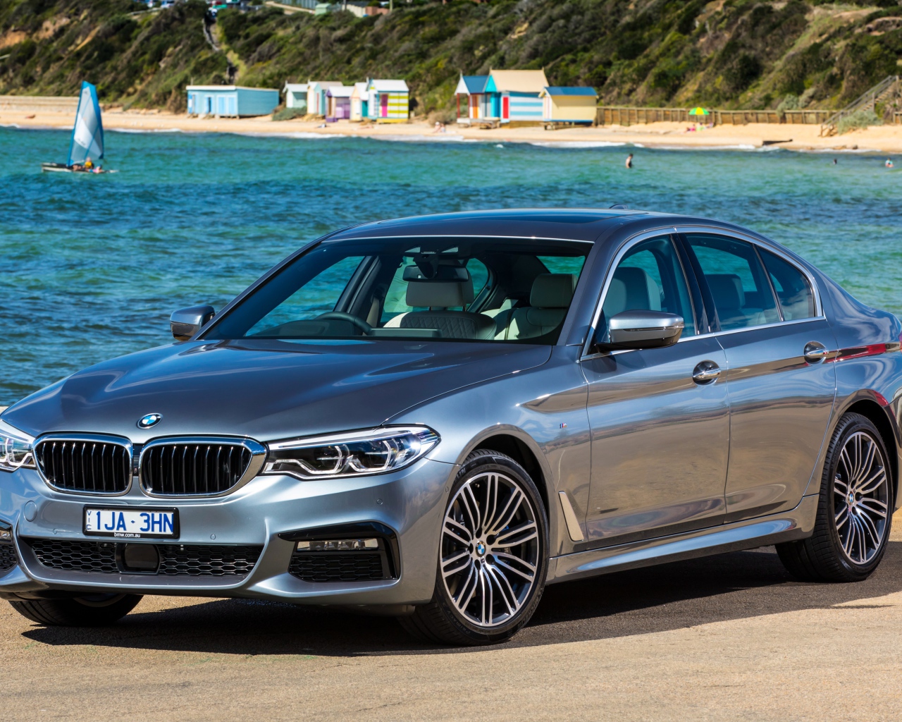 Серебристый автомобиль BMW  530i Sedan M, 2017 