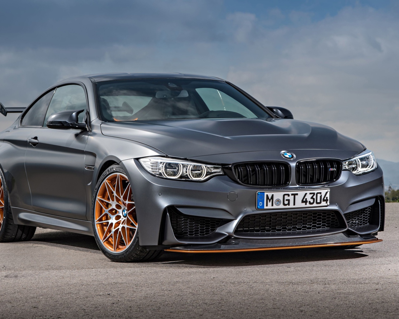 Серебристый автомобиль BMW M4 GTS, 2017 