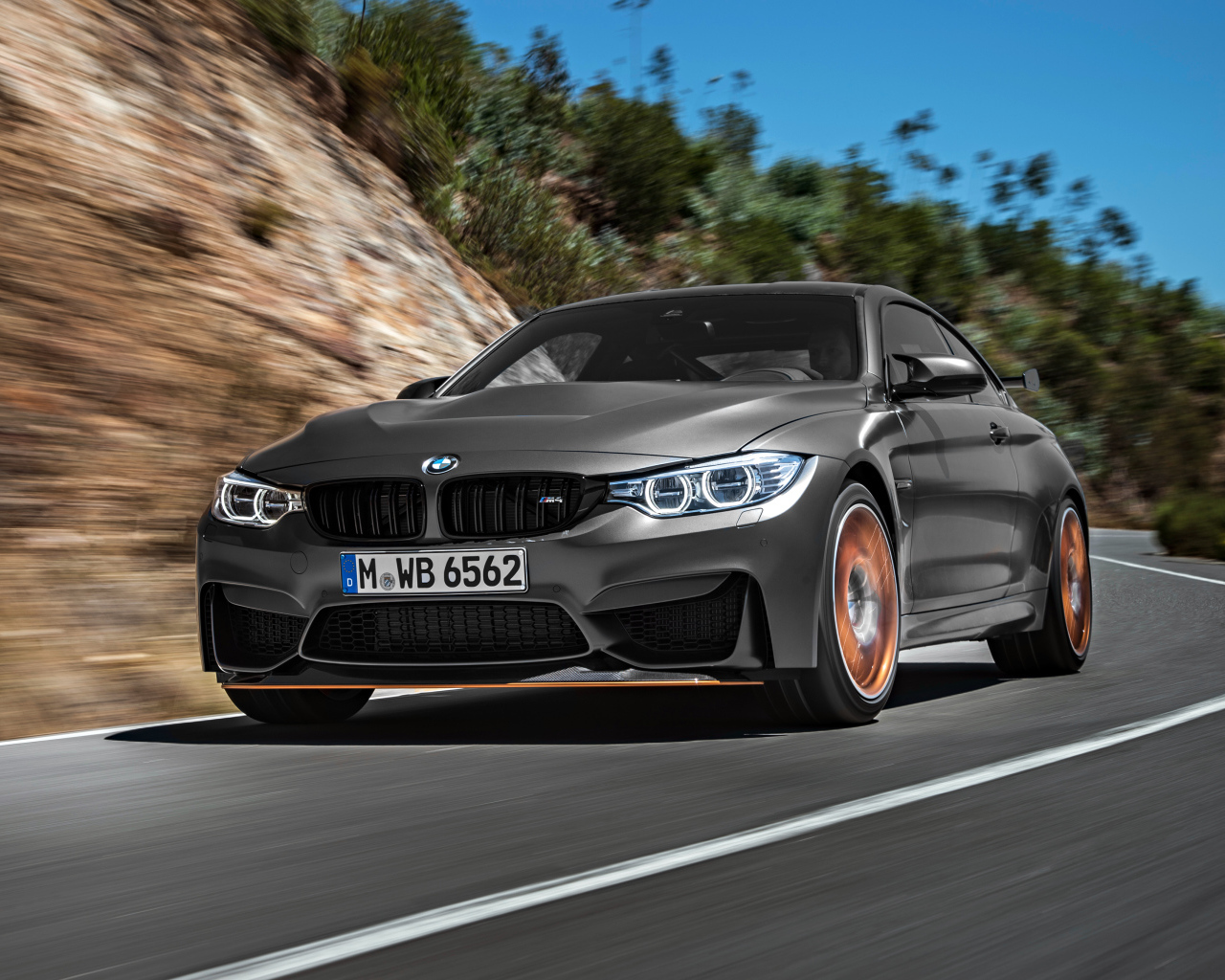 Серебристый стильный автомобиль BMW M4 на трассе 