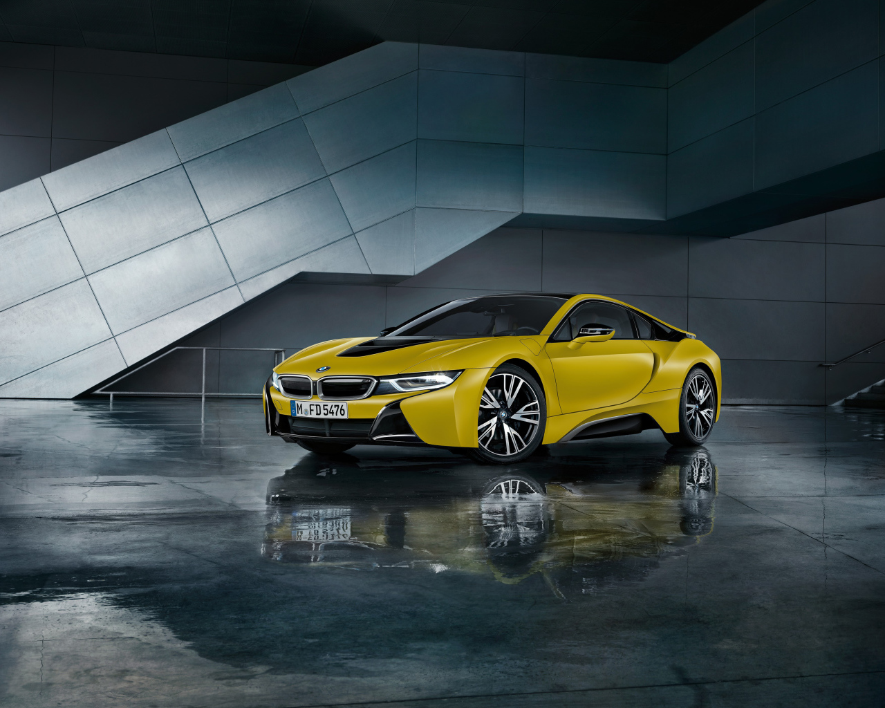 Желтый электромобиль BMW i8, 2017 года 