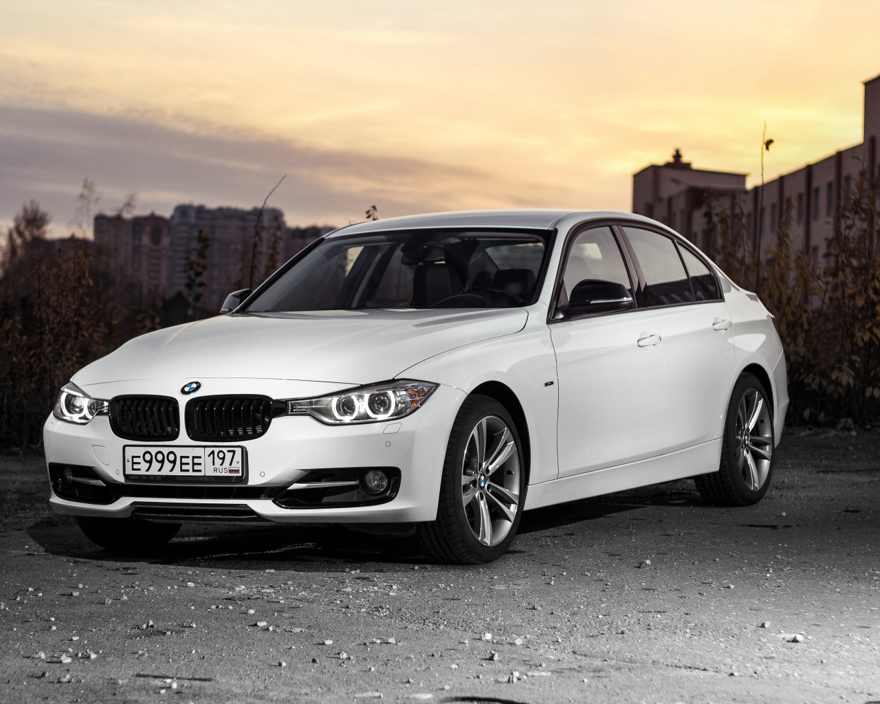 Белый стильный автомобиль BMW 3 Series