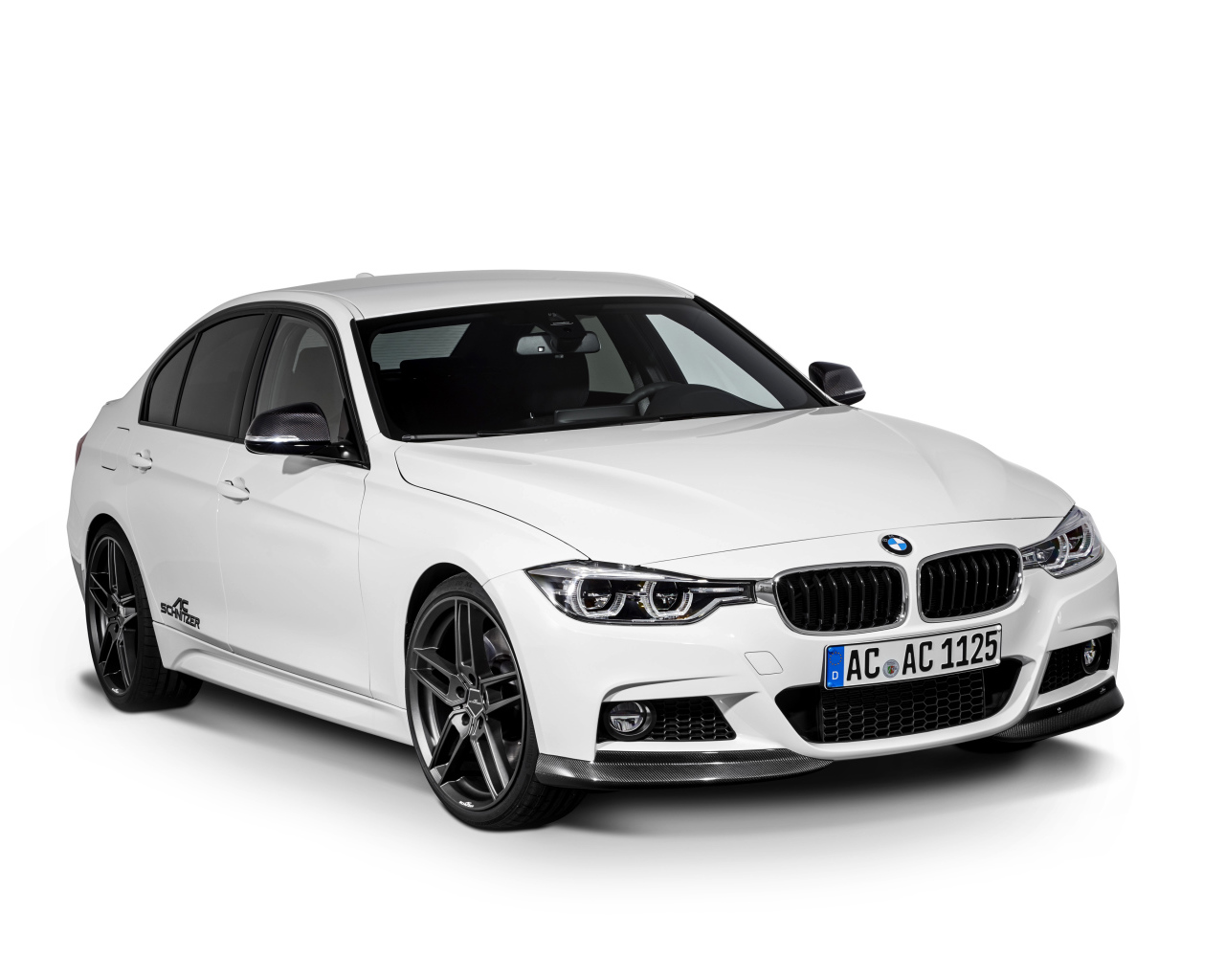 Белый автомобиль BMW 3 Series, 2017 