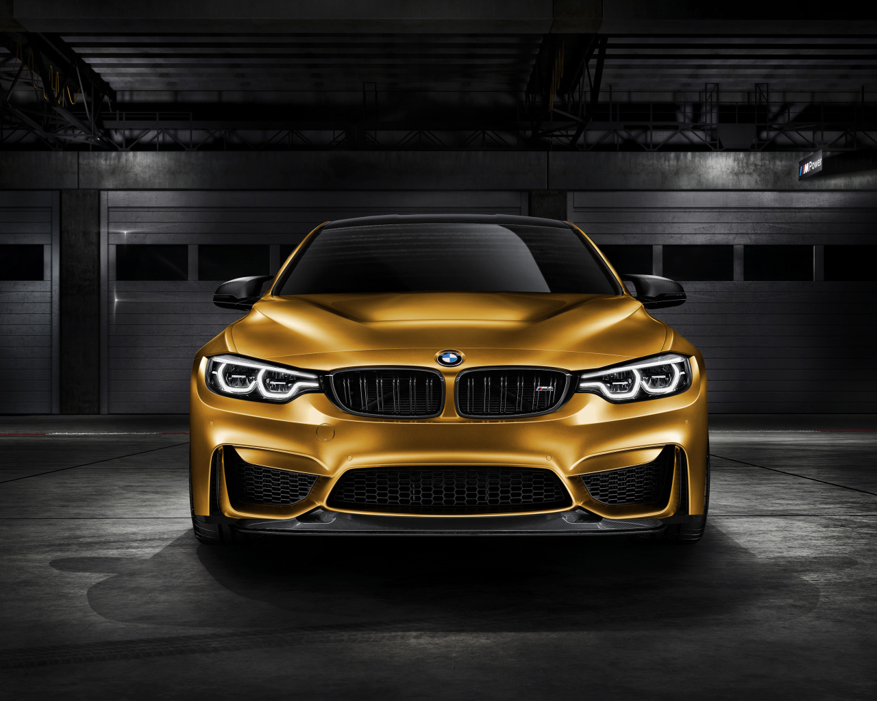 Автомобиль  BMW M4 GTS, 2018 вид спереди
