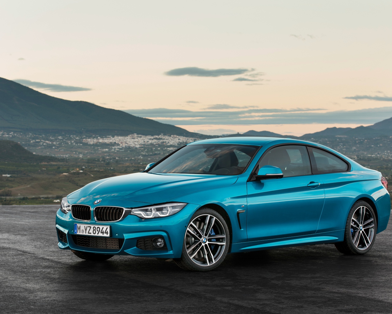 Синий автомобиль  BMW 4 Series на фоне горизонта