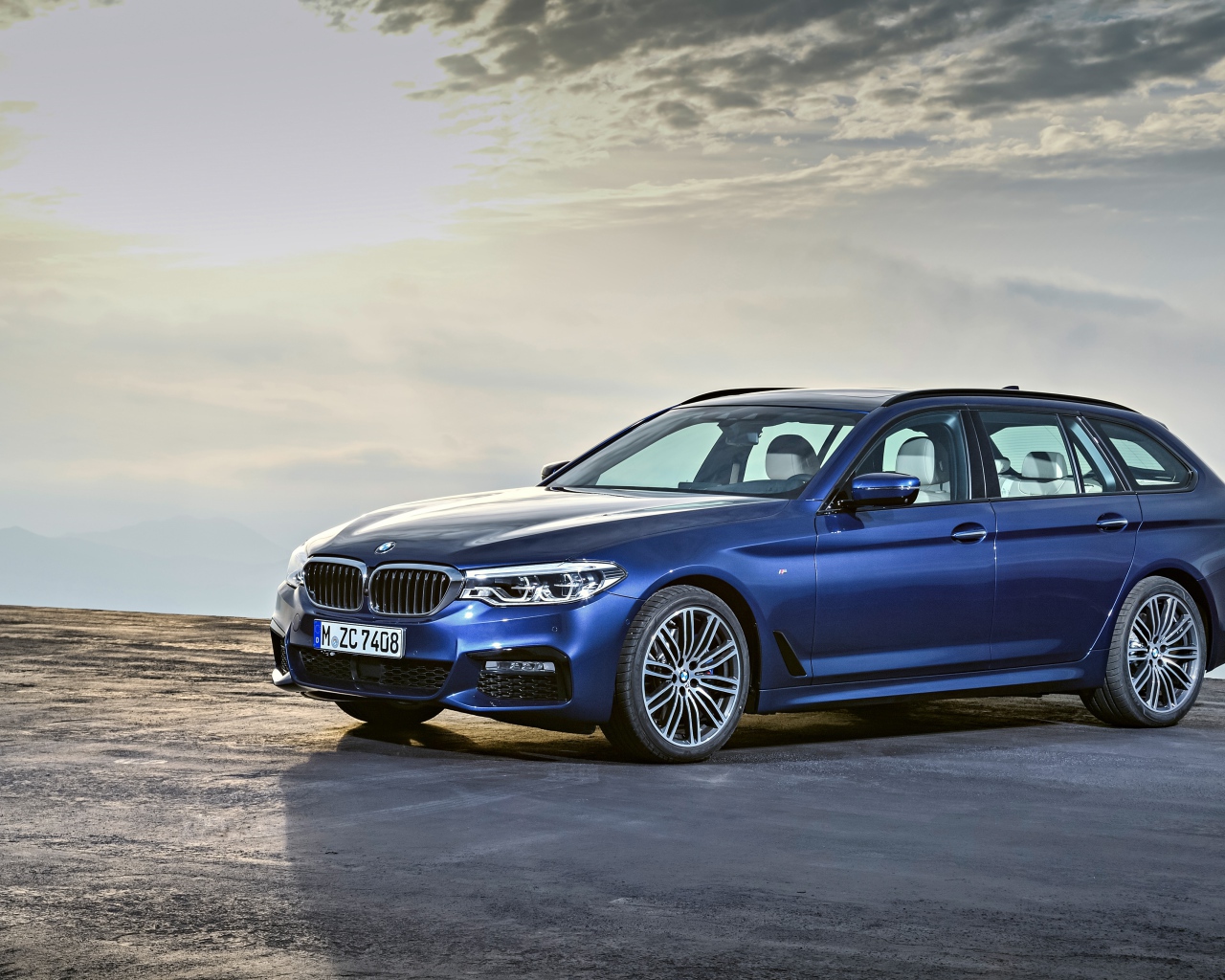 Синий автомобиль BMW 530d xDrive M Sport, 2017 в лучах солнца 