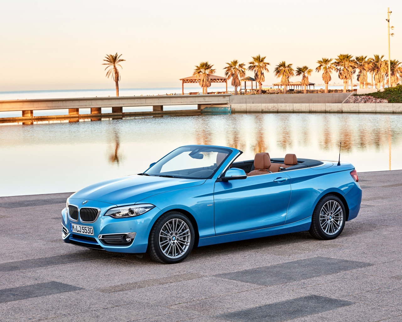 Голубой автомобиль, кабриолет BMW 230i Cabrio Luxury Line Worldwide, 2017