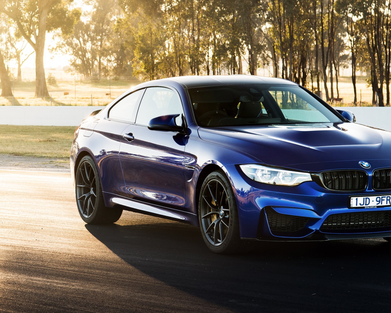 Синий автомобиль  BMW M4 CS, 2018