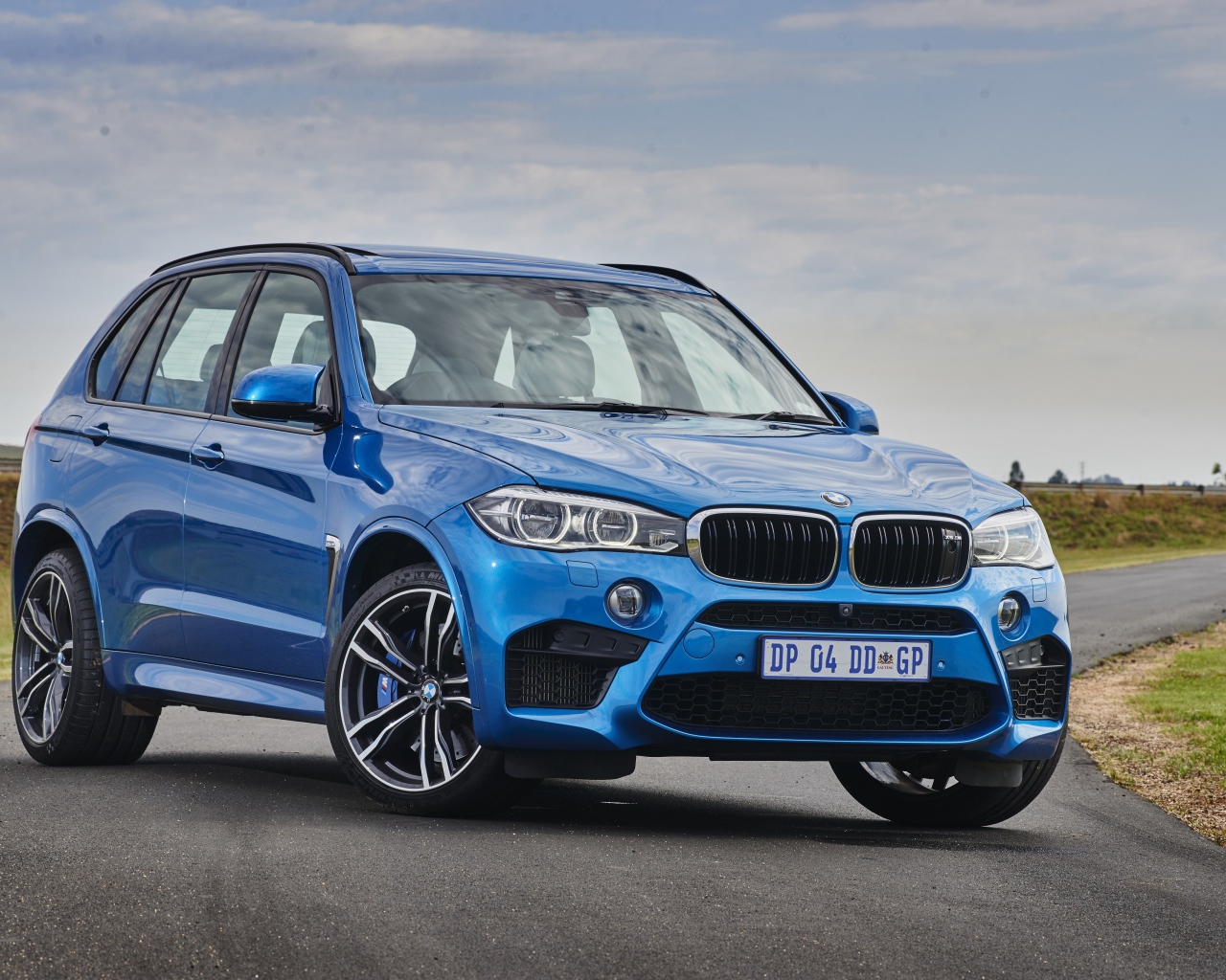 Синий кроссовер BMW F85 на дороге