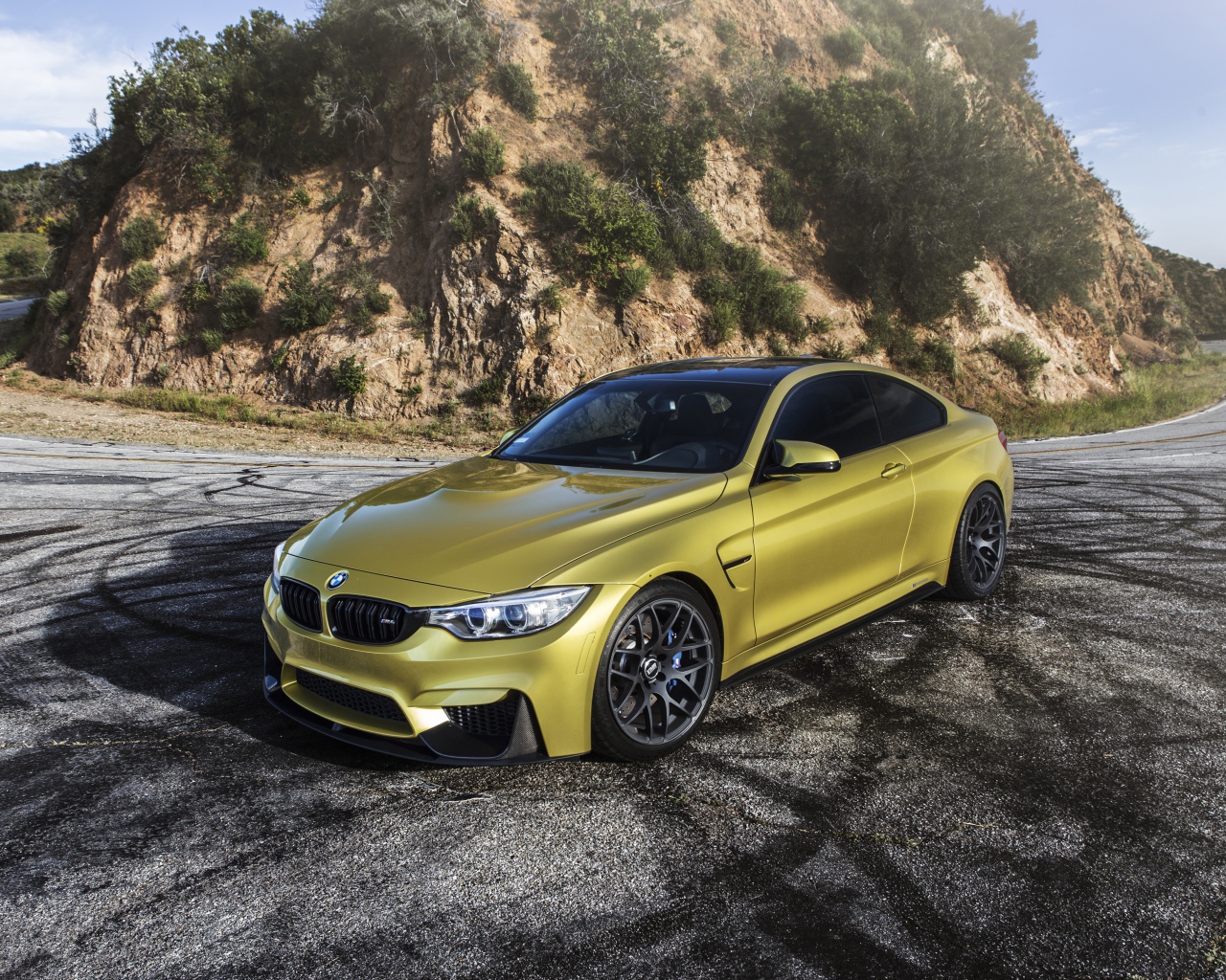 Автомобиль BMW F82  цвет золотой металлик на трассе