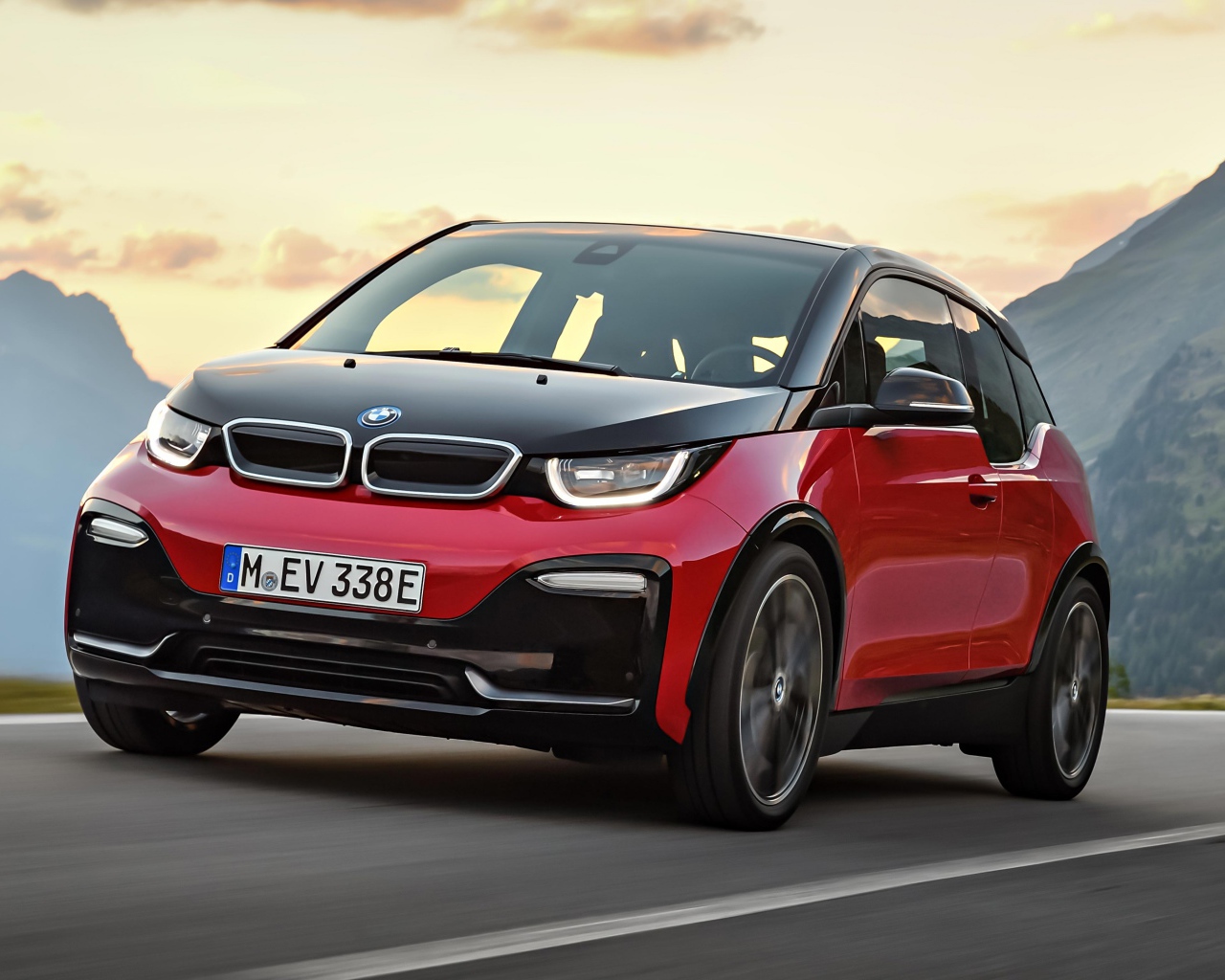 Миниатюрный электромобиль BMW i3s, 2018 года