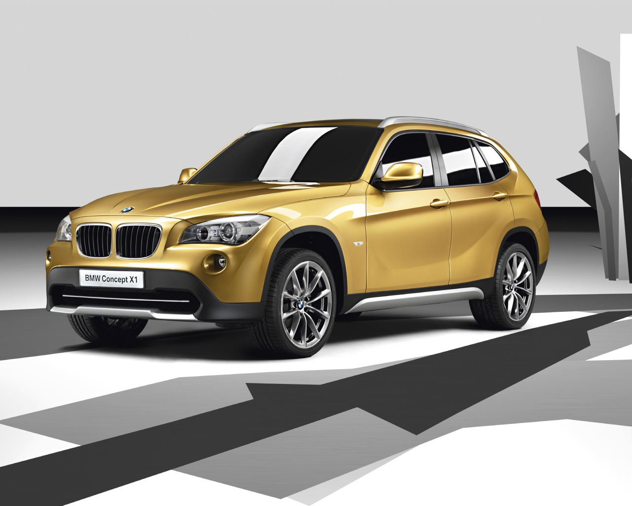 Внедорожник BMW X1 песочного цвета