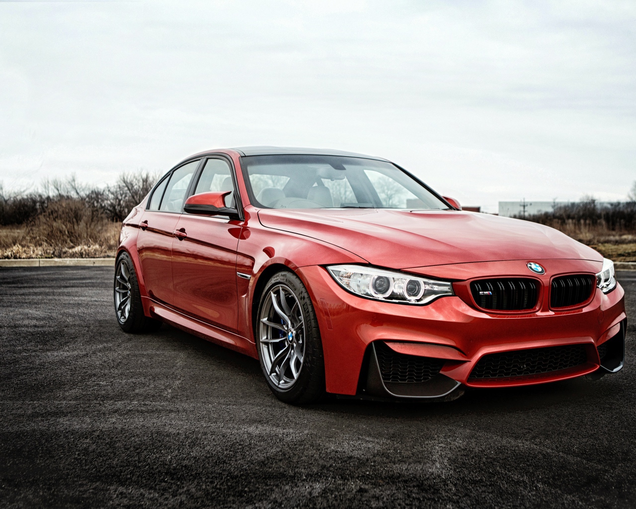 Красный немецкий автомобиль BMW F80