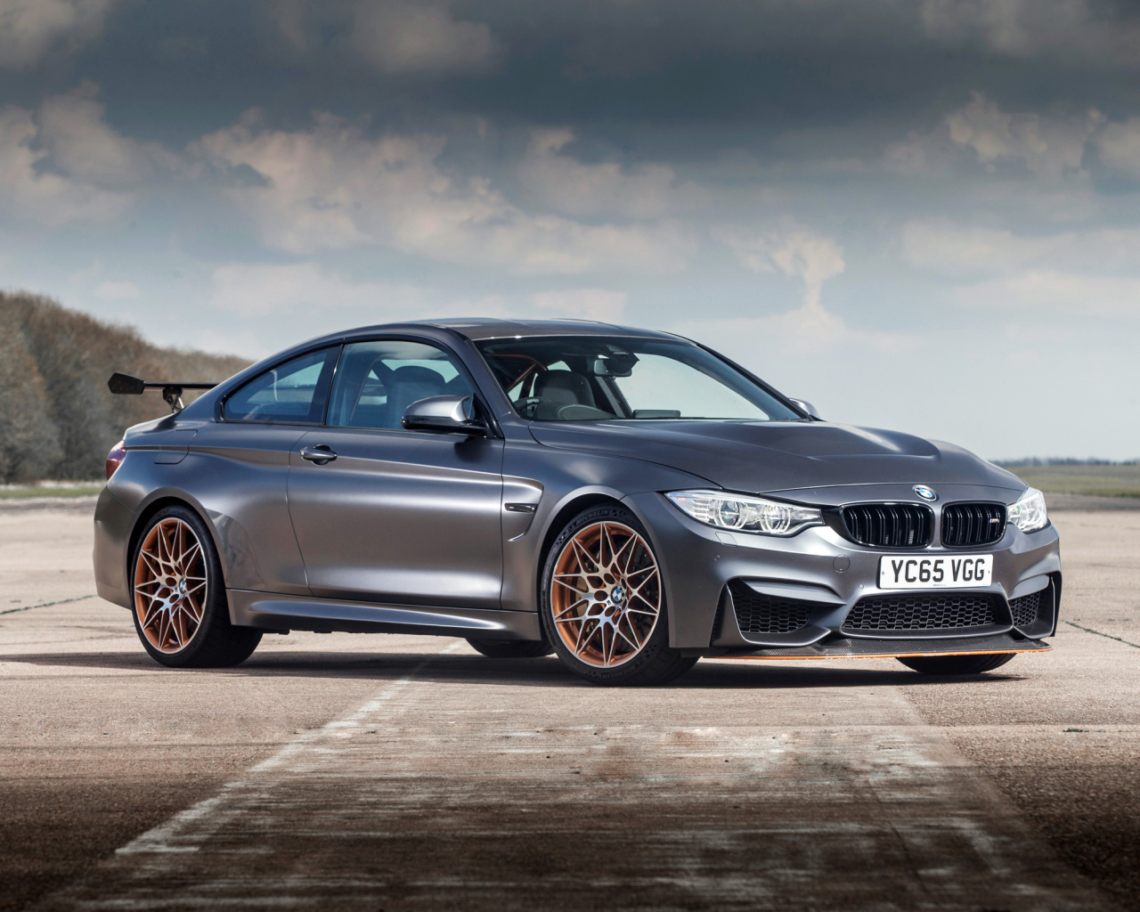 Серебристый стильный автомобиль BMW M4