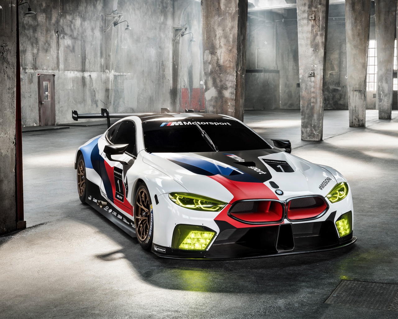 Спортивный автомобиль BMW M8, 2018