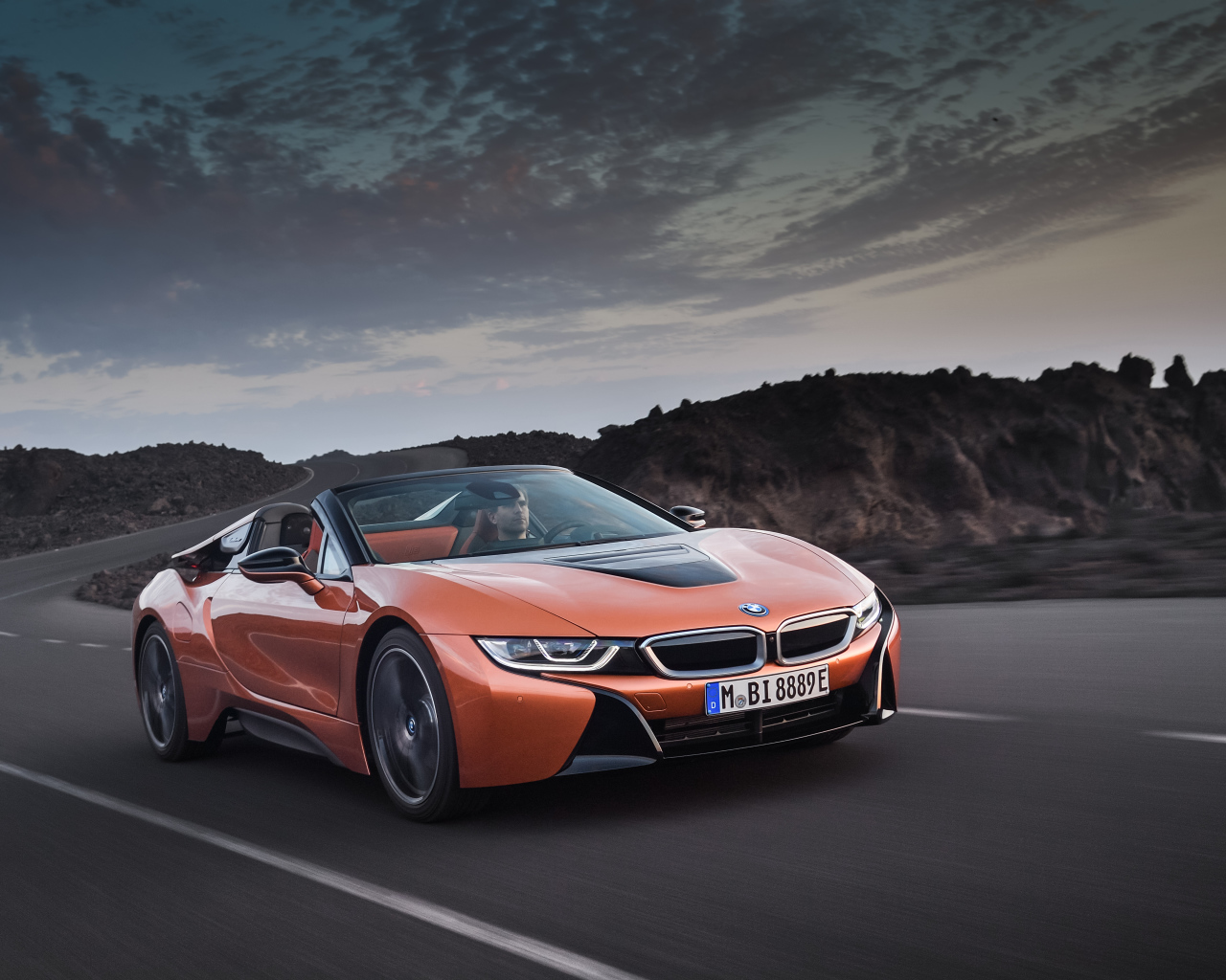 Спортивный автомобиль BMW i8 Roadster, 2018 на трассе