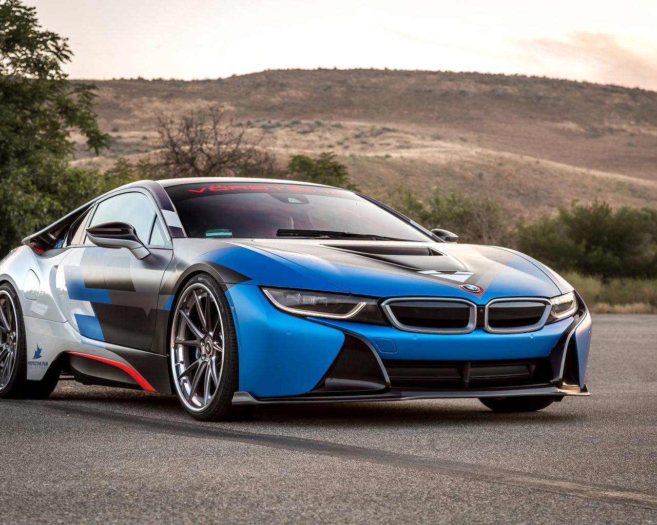 Спортивный синий автомобиль BMW i8 на дороге
