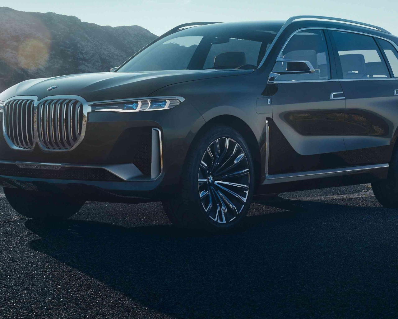 Стильный черный внедорожник BMW X7, 2018