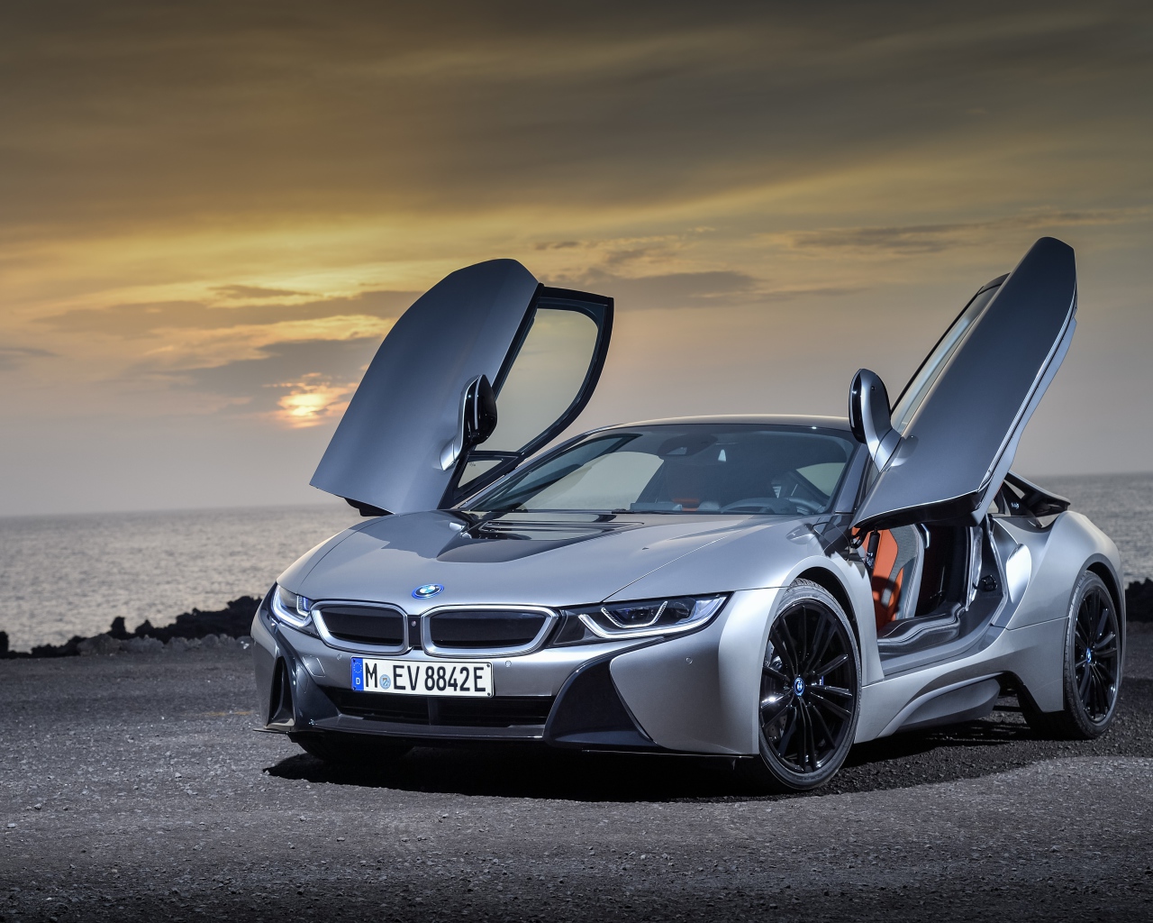 Стильный автомобиль  BMW i8 Roadster, 2018 с открытыми дверями