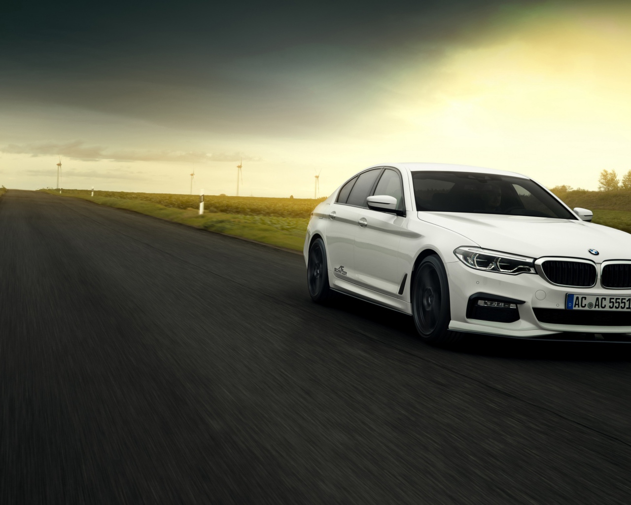 Белый автомобиль BMW AC Schnitzer ACS5, 2018 на трассе