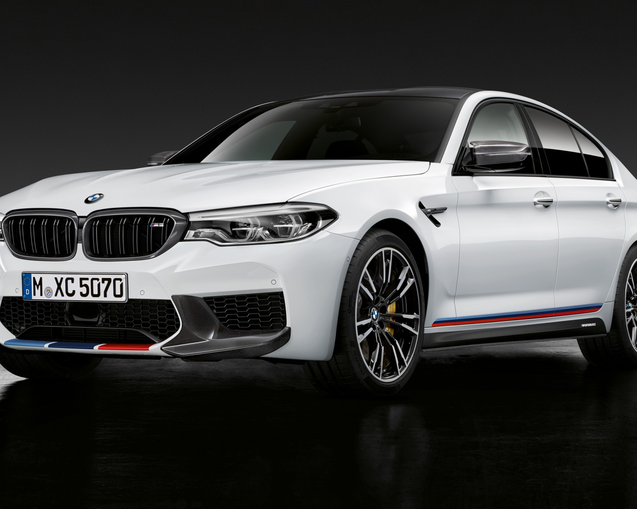 Белый автомобиль BMW M5 M Performance Parts, 2018
