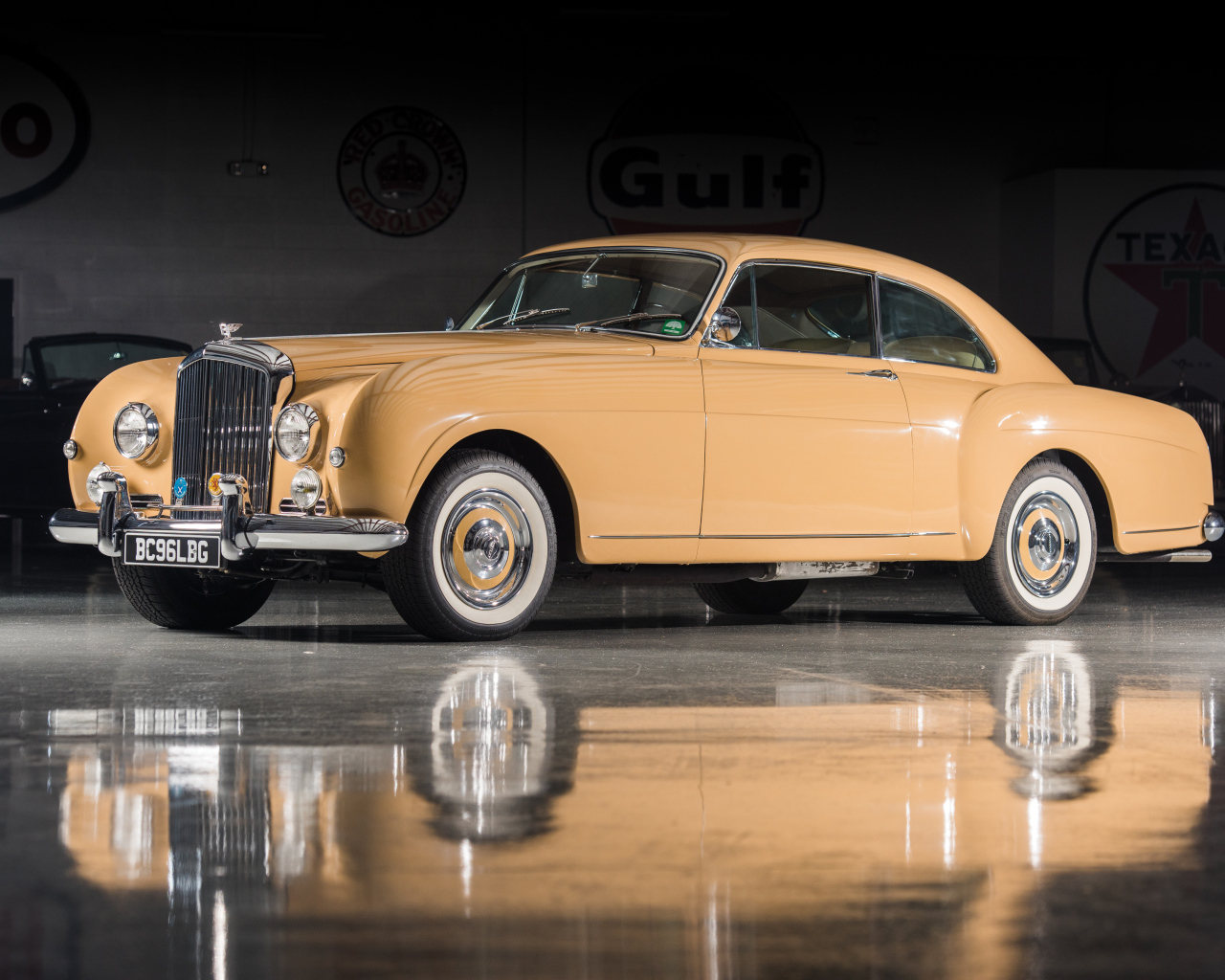 Ретро автомобиль Bentley S1 Continental Sports Saloon by Mulliner LHD 