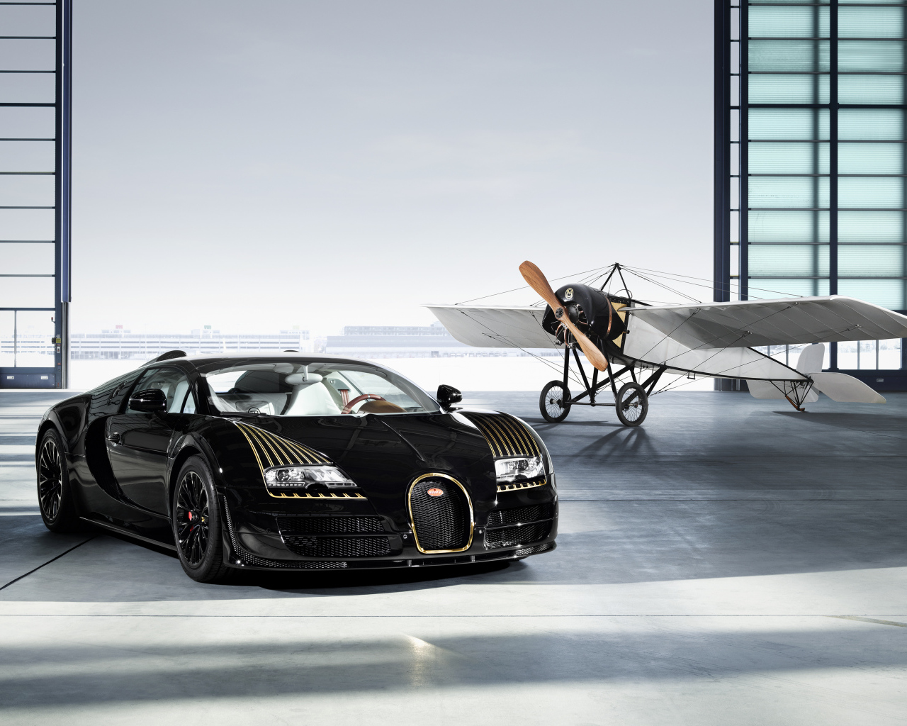 Черный автомобиль Bugatti Veyron Grand Sport Vitesse Black Bess в ангаре