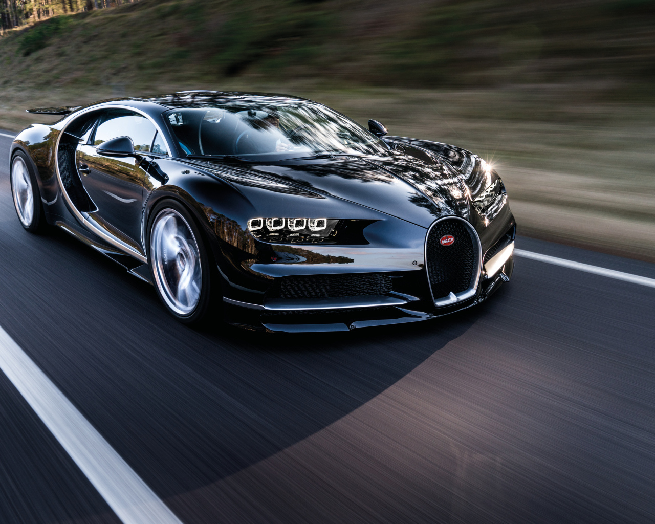Черный быстрый автомобиль Bugatti Chiron на трассе